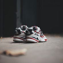 Zapatillas "La Junta". Un proyecto de Diseño de calzado, Diseño de vestuario y Pintura acrílica de Juan Pablo Bello (MYSNKRS Customs) - 07.03.2020