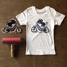 BalanceBikeMouse / Linocut / T-ShirtDesign / Textileprint. Un projet de Estampe, Illustration jeunesse, B, e dessinée, Illustration traditionnelle, St , et lisme de Katja - 18.05.2020