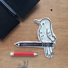 Linocut / Bird / NotebookCover / Illustration. Un proyecto de Encuadernación, Ilustración infantil, Ilustración tradicional, Estampación y Cómic de Katja - 18.05.2020