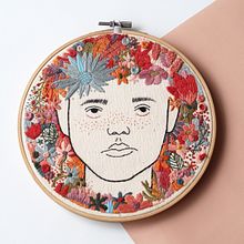 Rodeada de flores. Een project van Craft, Borduurwerk,  Tekening y  Portrettekening van Yamila Yjilioff - 23.01.2020