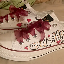 Custom details: Bride sneakers. Un proyecto de DIY e Ilustración tradicional de Lidia Casanova Barquero - 26.05.2020