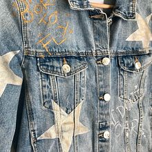 Custom details: Denim jacket I. Un proyecto de Ilustración tradicional de Lidia Casanova Barquero - 26.05.2020