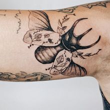 Tatuaje escarabajo floral. Un proyecto de Dibujo, Diseño de tatuajes, Ilustración tradicional, Ilustración botánica e Ilustración con tinta de Núria Galceran - 25.05.2020