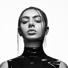 Charli XCX Vroom Vroom. Un proyecto de Diseño de vestuario de Lisa Katnić - 06.05.2021