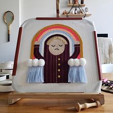Monje Arcoíris. Arts, Crafts, and Embroider project by Carolina Bello - 06.15.2020
