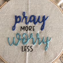 pray more worry less. Bordado projeto de Marian Suarez - 22.05.2020