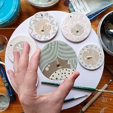 Design & Pattern Inspiration: dishes & ornaments. Ceramics, Traditional illustration, and Painting project by Sandra Apperloo - 06.30.2020