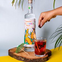 Mezcal Colores Oaxaca. Un proyecto de Diseño, Diseño de producto, Fotografía de estudio, Fotografía de producto e Ilustración tradicional de Mauricio Carreto - 10.07.2020