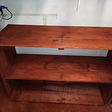 Mueble de madera picado ensamblado y acabado con herramientas manuales tales como hoja de cierra, destornillador manual, pliegos de lijas con un taquito de madera y pintado con brocha(por no poseer herramientas pero si muchas ganas de crear  . Woodworking project by José luis Ruette - 07.16.2020