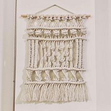 My first tapestry project from the Introduction to Macramé course. Un progetto di Macramè di Everything Knots Macramé - 29.05.2020