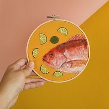 Mojarra con plátano frito y limón, needle felting y bordado. Un progetto di Ricamo, Collage e Illustrazione tradizionale di Juanamatú (Katerin J Gómez) - 04.08.2020