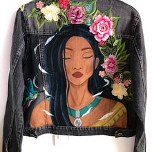 Chaqueta Pocahontas pintada y bordada a mano, con cuello ovejero de quitar y poner😊. Embroider, Design, Accessor, Design, and Painting project by Perro Parchao - 08.14.2020