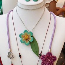 Flower necklace and earrings in polymer clay . Keramik, Seni, Kerajinan, Kreativitas, Dan Desain Perhiasan proyek oleh Limarie Cintrón - 08.18.2020