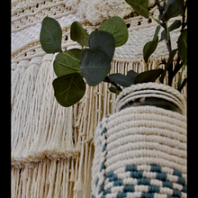 Funda decorativa para jarrón o macetas . Un proyecto de Artesanía, Creatividad, Decoración de interiores y Macramé de Fe Barroso - 19.08.2020