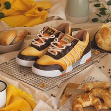 "Castaño" Bakery. Un proyecto de Diseño de calzado, Dirección de arte, Fotografía de producto, Fotografía, Artesanía, Diseño de vestuario y Packaging de Juan Pablo Bello (MYSNKRS Customs) - 27.08.2020