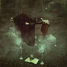 Diseño de CD+libreto+ fotografías promocionales para el álbum "The Book of Shadows" de la banda Trobar de Morte. Un proyecto de Producción musical, Fotografía, Fotografía artística, Fotografía de retrato, Fotografía digital, Fotografía en exteriores, Fotografía para Instagram, Fotografía publicitaria y Retoque fotográfico de Alexandra Martín García | ArtDrómeda - 16.07.2020