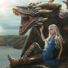 Daenerys & Drogon. Un proyecto de Fotografía, Fotografía artística, Fotografía de estudio, Fotografía de retrato, Fotografía digital, Fotografía para Instagram, Fotomontaje, Iluminación fotográfica, Ilustración digital y Retoque fotográfico de Alexandra Martín García | ArtDrómeda - 04.08.2020