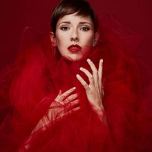 Lost in Red. Portrait Photograph, and Photo Retouching project by Iris Encina - 09.19.2020