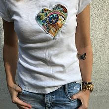 Eye hear t-shirt. Embroider, and Fashion Design project by Alja Slemensek - 09.22.2020