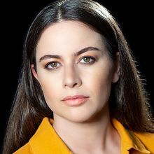 Retrato Luzia. Photograph, Studio Photograph, Portrait Photograph, and Photo Retouching project by Nina Bruno - 09.23.2020