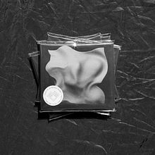 Evel 5YA Digipack. Un proyecto de Dirección de arte, Diseño 3D, Diseño gráfico, Fotografía, Modelado 3D y Packaging de aplauso studio - 25.05.2020