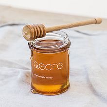 aecre honey. Br, ing e Identidade, Packaging, Direção de arte, Criatividade, Design gráfico, Design de logotipo, Tipografia, e Desenho tipográfico projeto de Jo Shackleton - 30.09.2018