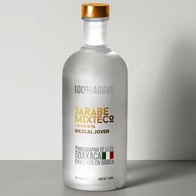 Mezcal Jarabe Mixteco. Projekt z dziedziny Br, ing i ident, fikacja wizualna, Projektowanie logot, pów i Projektowanie opakowań użytkownika Fernando Ambordt - 11.10.2020