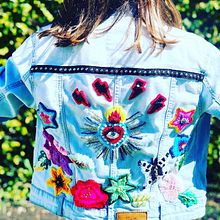 Campera de Jean con apliques en hilo y piedra. Todo cosido y bordado a mano . Embroider project by caritowolf1975 - 10.14.2020
