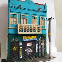 Fachada em miniatura de borracharia e hospedagem. Architecture, Street Art, and Fine Arts project by Aline Viçosi - 01.10.2018