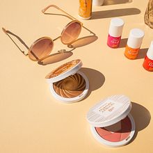 Kissed by the Sun. Een project van  Art direction, Productfotografie,  Scenografie, Commerciële fotografie y  Contentmarketing van Miriam Martín Price - 20.07.2017
