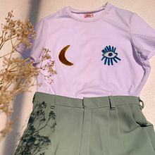 Mi Proyecto del curso: Diseño de moda: pintura y bordado sobre prendas. Un proyecto de Bordado y Diseño de moda de Claudia Barros - 28.10.2020