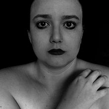 Meu projeto do curso: Autorretrato fotográfico conceitual. Un proyecto de Autorretrato Fotográfico, Fotografía artística, Fotografía de retrato y Fotografía digital de Maíra Morales - 02.12.2020