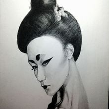 El segundo carboncillo que hago en mi vida. Geisha en carboncillo por Sebastián Leal . Un proyecto de Ilustración tradicional, Bellas Artes, Bocetado, Dibujo a lápiz, Dibujo, Dibujo de Retrato, Dibujo realista, Dibujo artístico y Dibujo anatómico de Sebastián Camilo Leal Daza - 03.07.2021