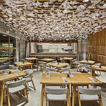 Nozomi Sushi Bar. Un projet de Architecture d'intérieur, Décoration, Design d'intérieur , et Décoration d'intérieur de Masquespacio - 05.12.2016