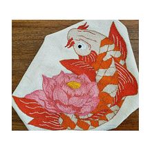 Pez koi con flor de loto. Un projet de Artisanat , et Broderie de Itzel Serna - 14.07.2020