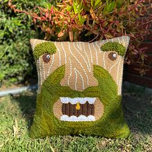 Almohadón Monstruo del Bosque. Een project van Borduurwerk van Gabriela - 09.11.2020