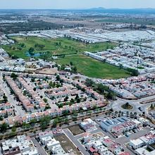Campo de golf+Casas . Un progetto di Produzione audiovisiva di OSCAR MEDINA - 26.11.2020