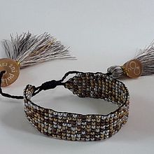 Pulsera tejida con mostacillas metalizadas y borlas. Projekt z dziedziny Projektowanie biżuterii użytkownika amaira ani pulido - 14.11.2020