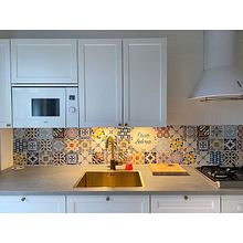Portuguese hand painted tiles for a kitchen. Un proyecto de Cerámica, Diseño de interiores y Pintura de Gazete Azulejos - 30.11.2020