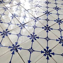 Hand painted traditional Portuguese tiles - Padre Luis Cabral 890. Un proyecto de Cerámica, Diseño de interiores y Pintura de Gazete Azulejos - 30.11.2020