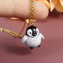 Penguin Necklace in Polymer Clay. Artes plásticas, Design de joias, e Escultura projeto de Marisa Clemente - 02.12.2019