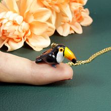 Toucan Necklace in Polymer Clay. Artes plásticas, Design de joias, e Escultura projeto de Marisa Clemente - 17.04.2019