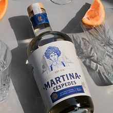 Dry Gin Martina Céspedes. Drawing, Pencil Drawing, Artistic Drawing, Portrait Drawing, Digital Drawing, Traditional illustration, Digital Illustration, Vector Illustration, Lettering, and Packaging project by Emi Renzi - 12.03.2020