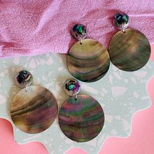Experimenting with resin and other materials.. Un progetto di Fashion design, Fotografia di moda, Design di gioielli e Product design di Mia Winston-Hart - 03.12.2020