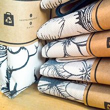 Printed Tote Bags - Raíz. Sewing, Drawing, Design, Traditional illustration, Ink Illustration, and Screen Printing project by Agustina Guzmán Huarriz - 12.13.2020