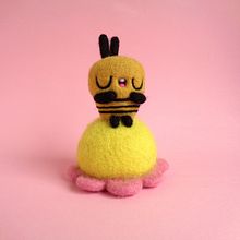 Bee resting on flower Ein Projekt aus dem Bereich Bildende Künste, H, werk, Design von Figuren, Skulptur und Art To von droolwool - 20.01.2021