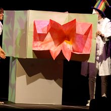 Pop-up para la obra de teatro infantil "Hitzak Txorabiatzen" de la compañía PANTZART. Un proyecto de Escenografía de Elena Bezanilla - 25.12.2020