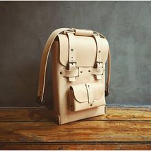 Backpack con Bolsillo Frontal. Street Art, Arts, Crafts, Embroider, Br, ing, Identit, Sewing, Shoe Design, Fashion Design, E-commerce, and Bookbinding project by Gustavo Annoni - Annoni Bags - 12.29.2020