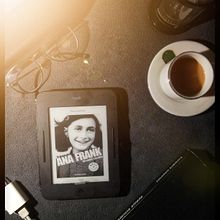 flatlay: libro recomendado . Mobile Photograph project by Gabriel Cortes Munar - 01.13.2021