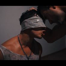 Este es un videoclip que ilumine con una bombilla en luz cenital. Script, Photographic Lighting, and Video project by Federico Leonel Ordoñez Gotelli - 01.15.2021